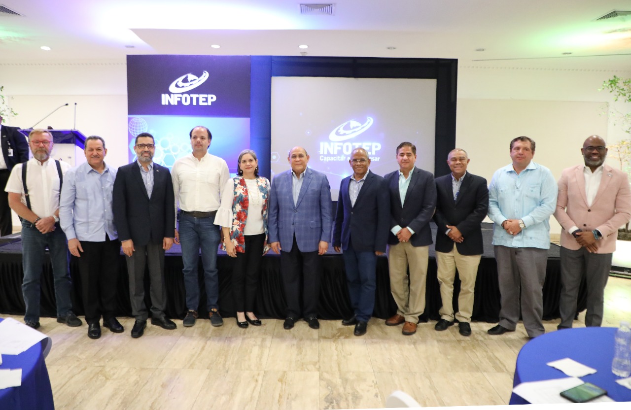 Director Promipyme asiste almuerzo Infotep